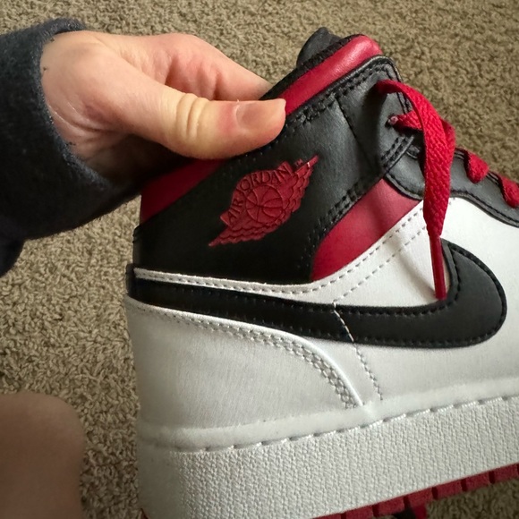 Jordan 1 Mid Gym Red GS - Picture 4 of 8